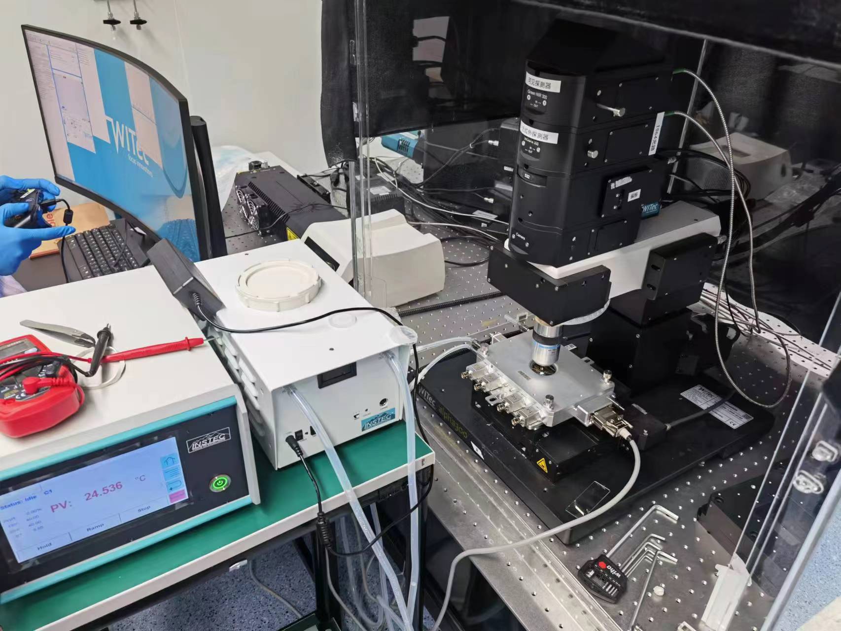 微型变温探针冷热台实现半导体材料在变温环境下的载流子迁移率与晶格振动模式同步监测