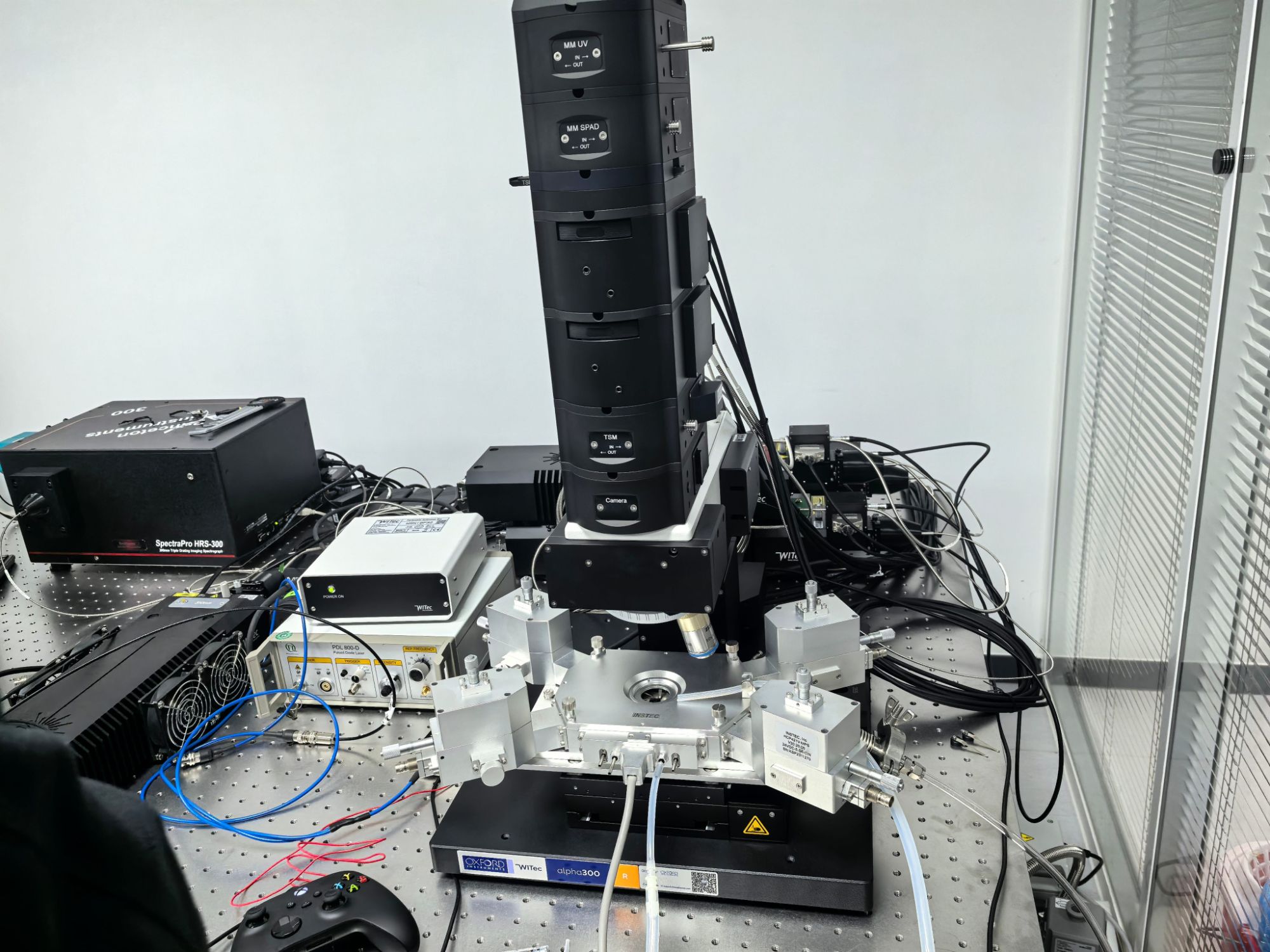 通过探针冷热台追踪相变过程中分子链构象与介电性能的关联性