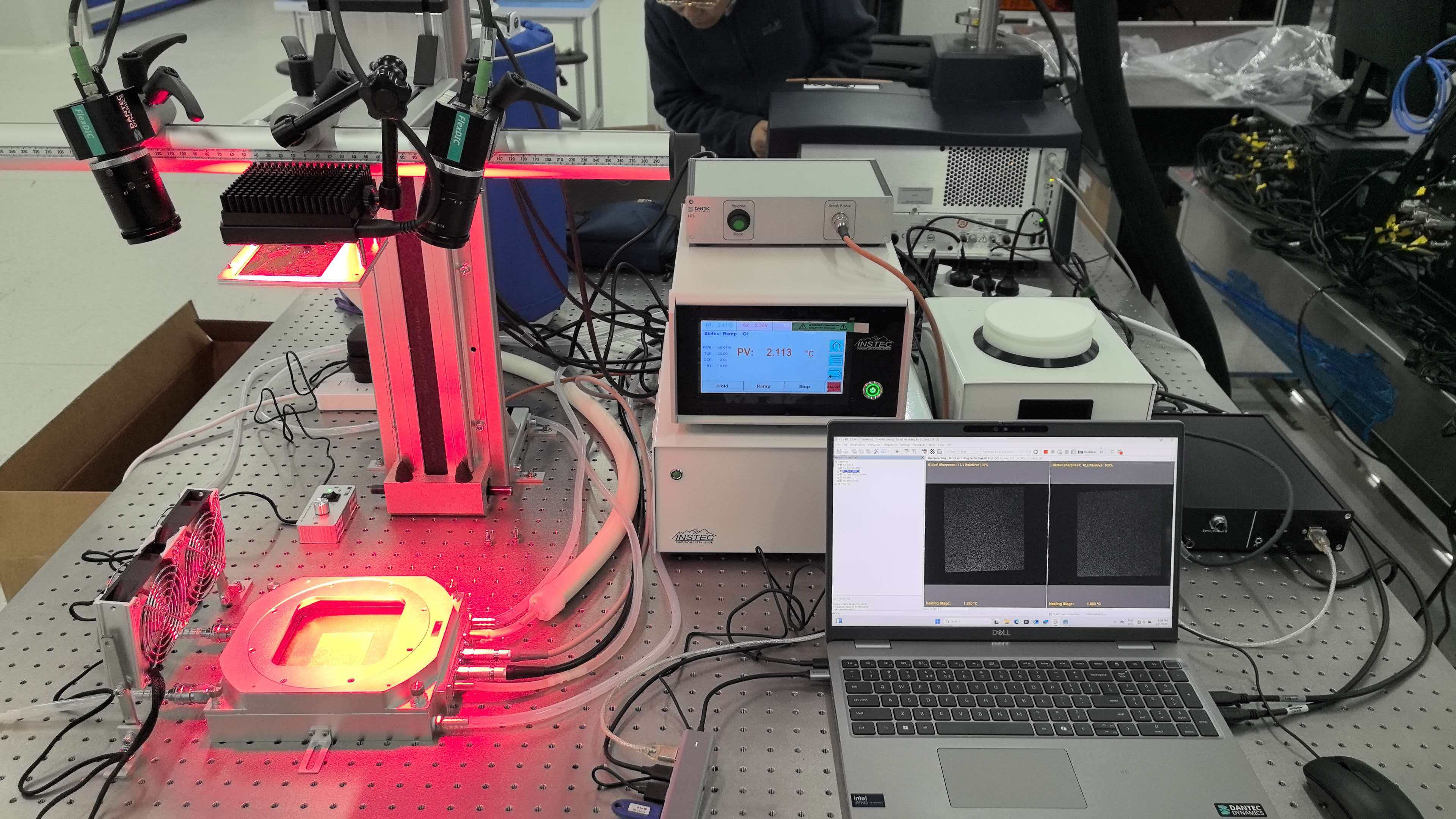 准确把控热变形，芯级研发好搭档——德国DANTECDYNAMICS三维全场应变测量系统 在芯片技术迭代加速的当下，微米级热变形可能成为产品性能的“隐形杀手”